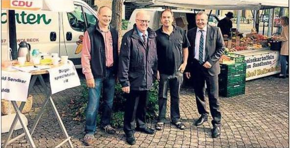 Das Bild zeigt Bernhard Everwin (Vorsitzender der CDU-Ortsunion Ostbevern), Reinhold Sendker, Professor Dr. Dominik Walcher und Bürgermeister Wolfgang Annen auf dem Ostbevener Wochenmarkt.