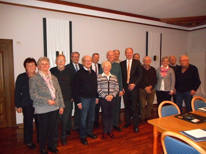 Die Vorstandsmitglieder der Senioren-Union Ostbevern im Kreise der Gäste und der anwesenden Mitglieder.