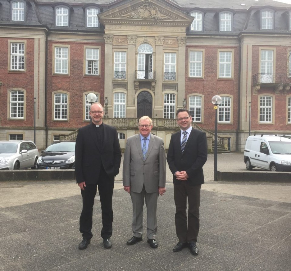 Reinhold Sendker (Mitte) nahm sich viel Zeit, um sich von Dr. Jochen Reidegeld (links) und Dr. Oliver Niedostadek über die Arbeit des Loburger Internates informieren zu lassen.